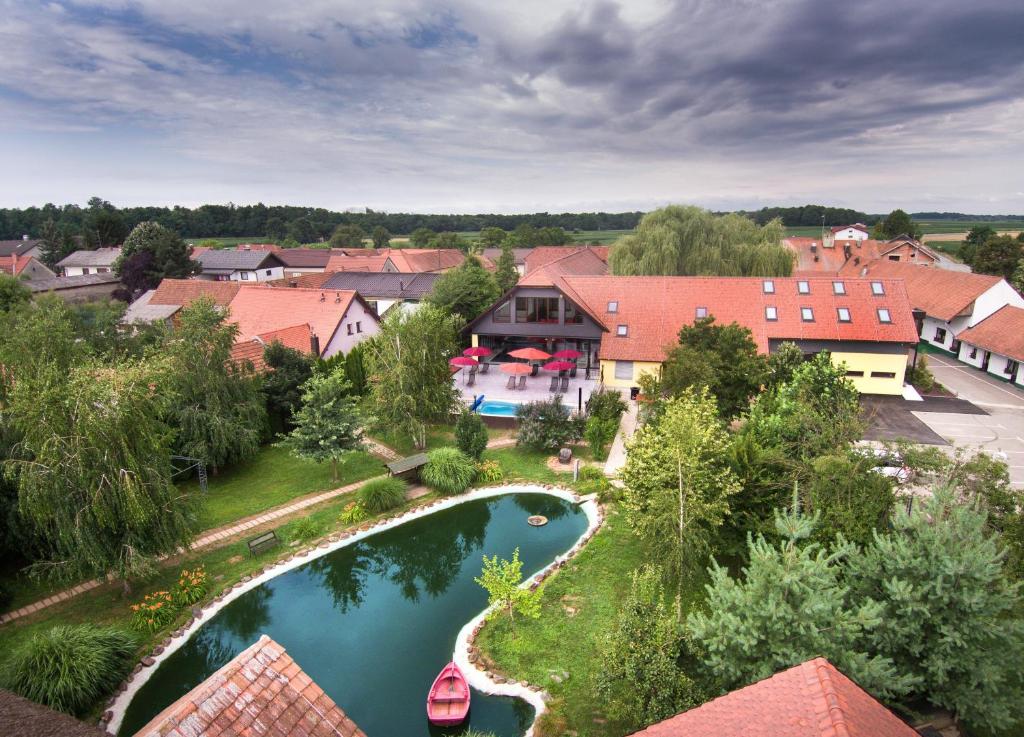 Bassein majutusasutuses Hotel Strk või selle lähedal