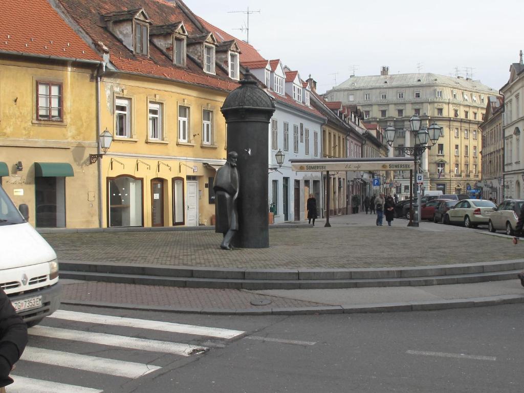 una calle de la ciudad con una estatua al costado de una carretera en Apartments Lina - Center with free parking! en Zagreb