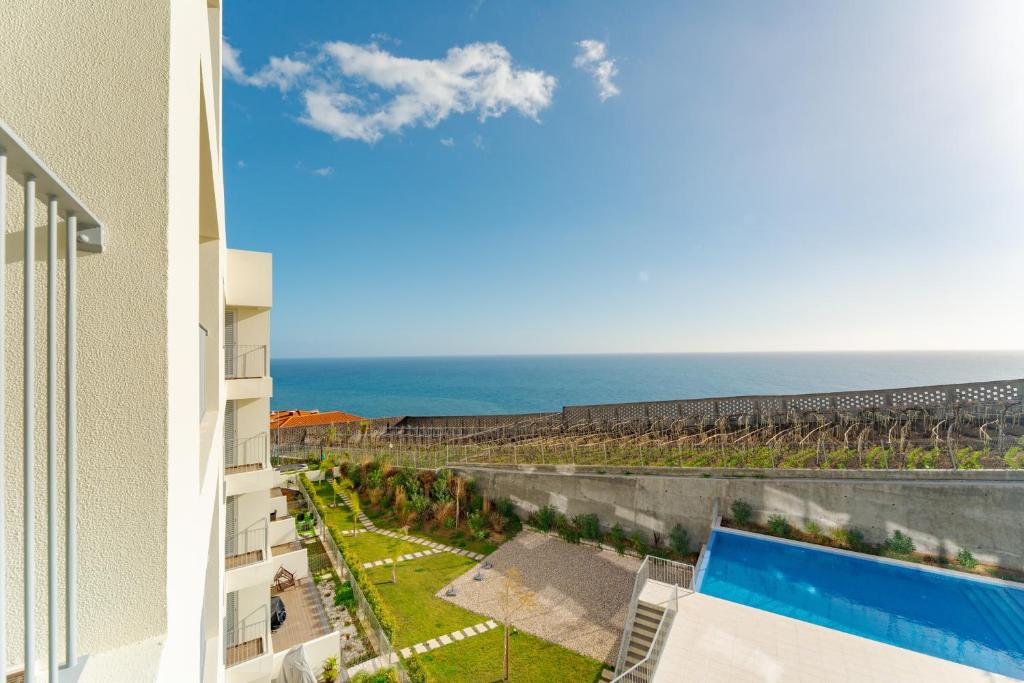 Atlantic Pearl Pool & Ocean View One Bedroom Apartment