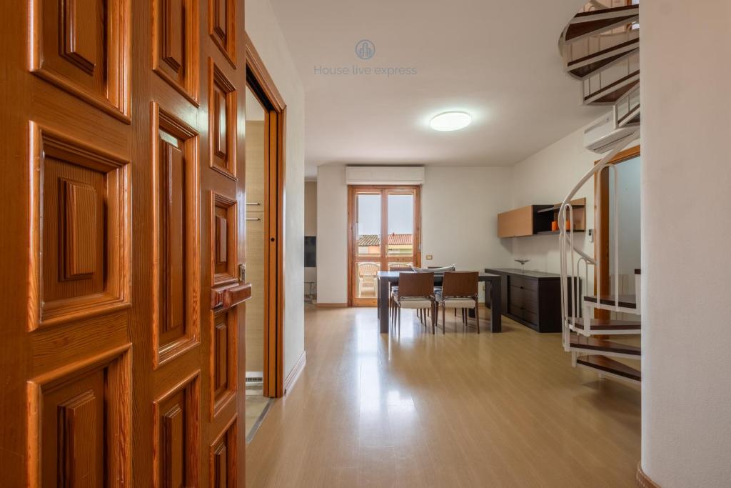 a room with a kitchen and a dining room at Domo Mea-House Live Express in Quartu Sant'Elena