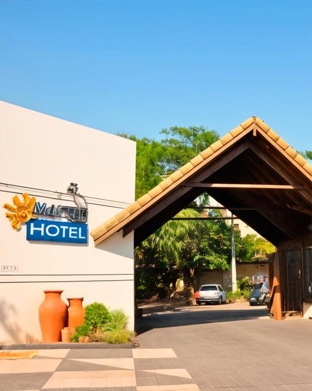 a hotel building with a sign on it at Hotel Master Cuiabá in Cuiabá