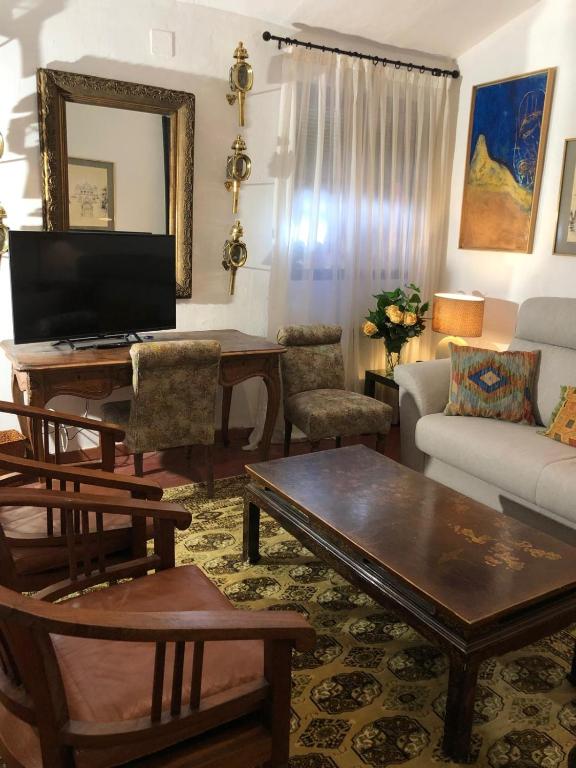 a living room with a couch and a table at Las Casitas de Layos in Layos