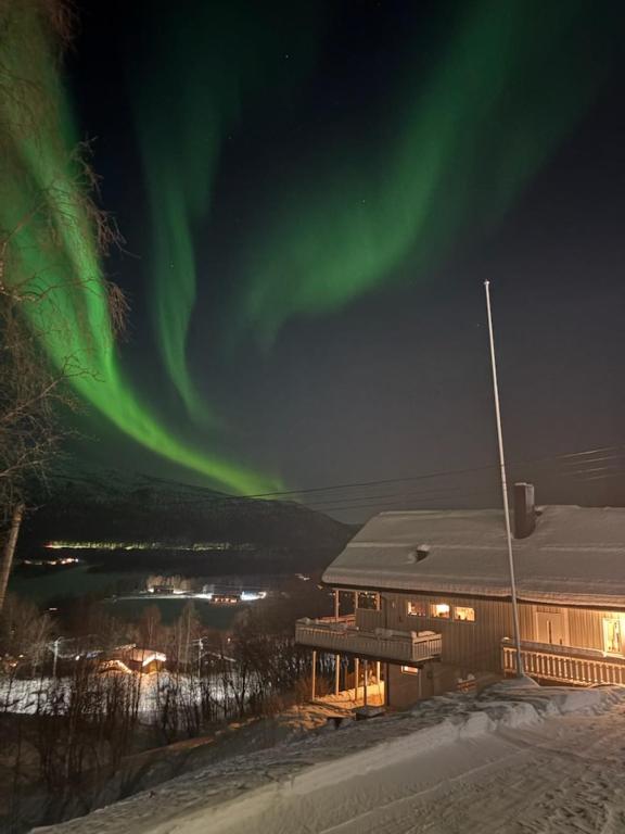 a house with the aurora in the sky at Central apartment in Takelvlia! in Moen