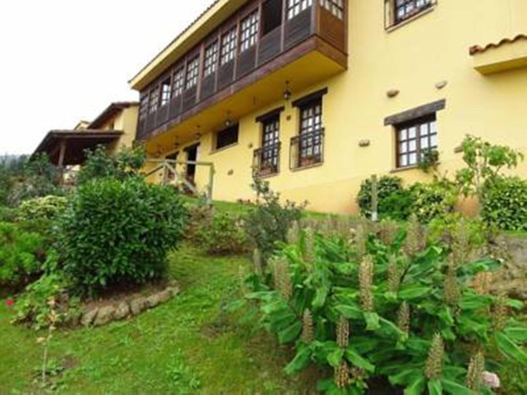 a house with a garden in front of it at El Mirador de Deva in Deva