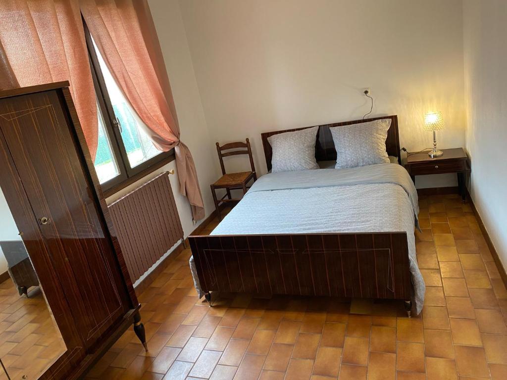 a bedroom with a bed and a window at Chambre HABILIS 31 in Auterive