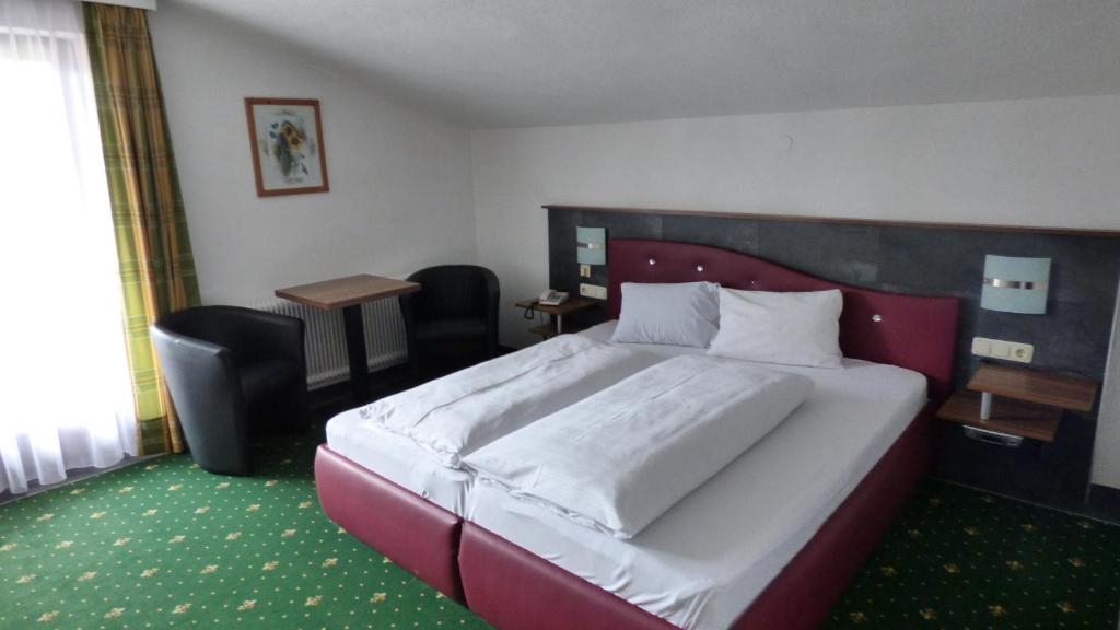 Postel nebo postele na pokoji v ubytování Hotel Dorfgasthof Schlösslstube