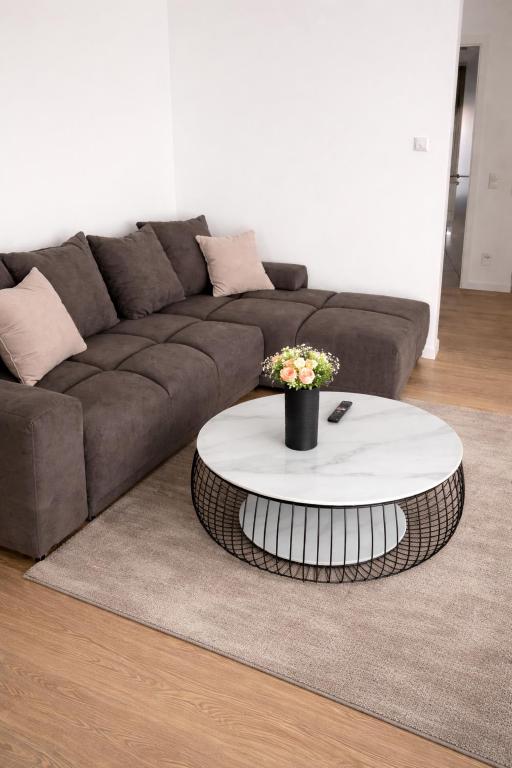 a living room with a couch and a coffee table at 3 Zimmer Ferienwohnung Hanna in Hirschaid