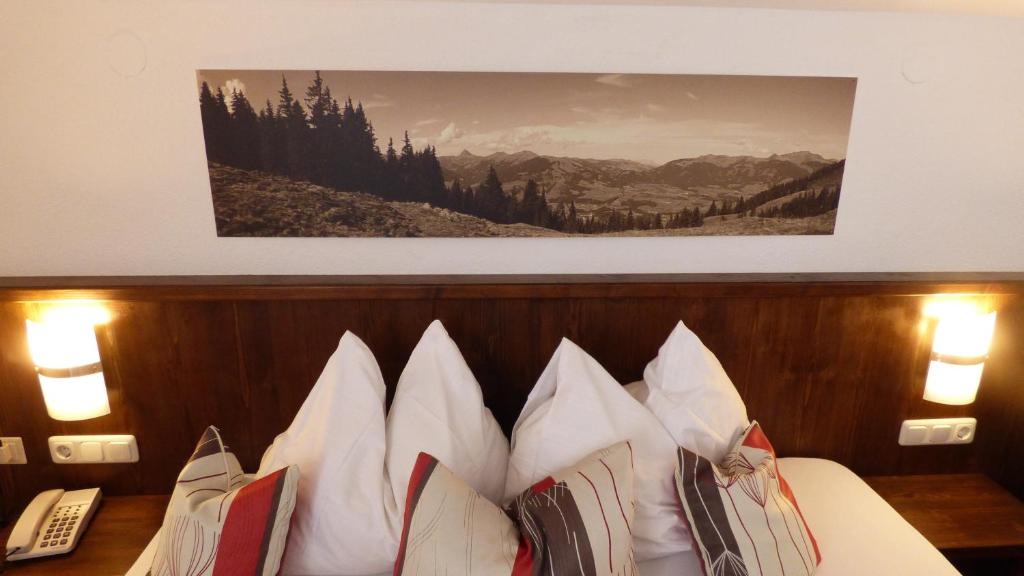 Postel nebo postele na pokoji v ubytování Hotel Dorfgasthof Schlösslstube