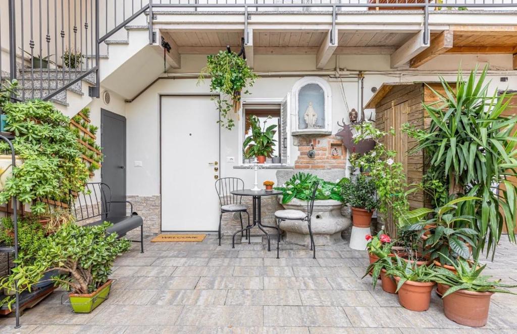 a patio with plants and a table and chairs at Aura Milanese Milano in Milan