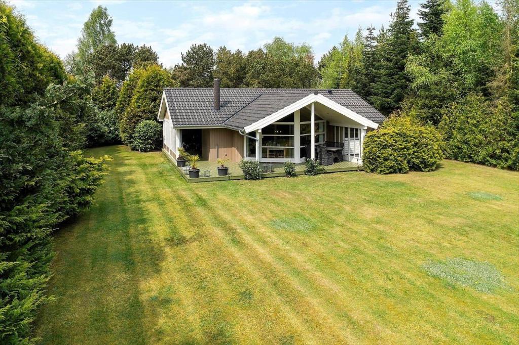a home with a large yard with a house at M402-Vaeggerlose-Stolt-Henriksvej-93 in Bøtø By