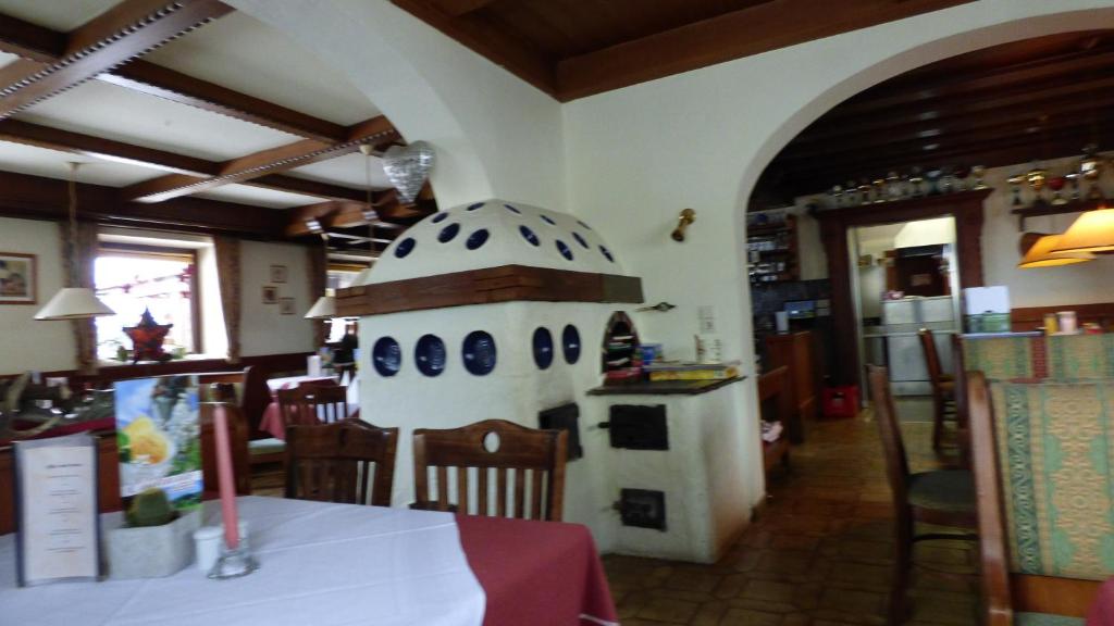 Restaurace v ubytování Hotel Dorfgasthof Schlösslstube