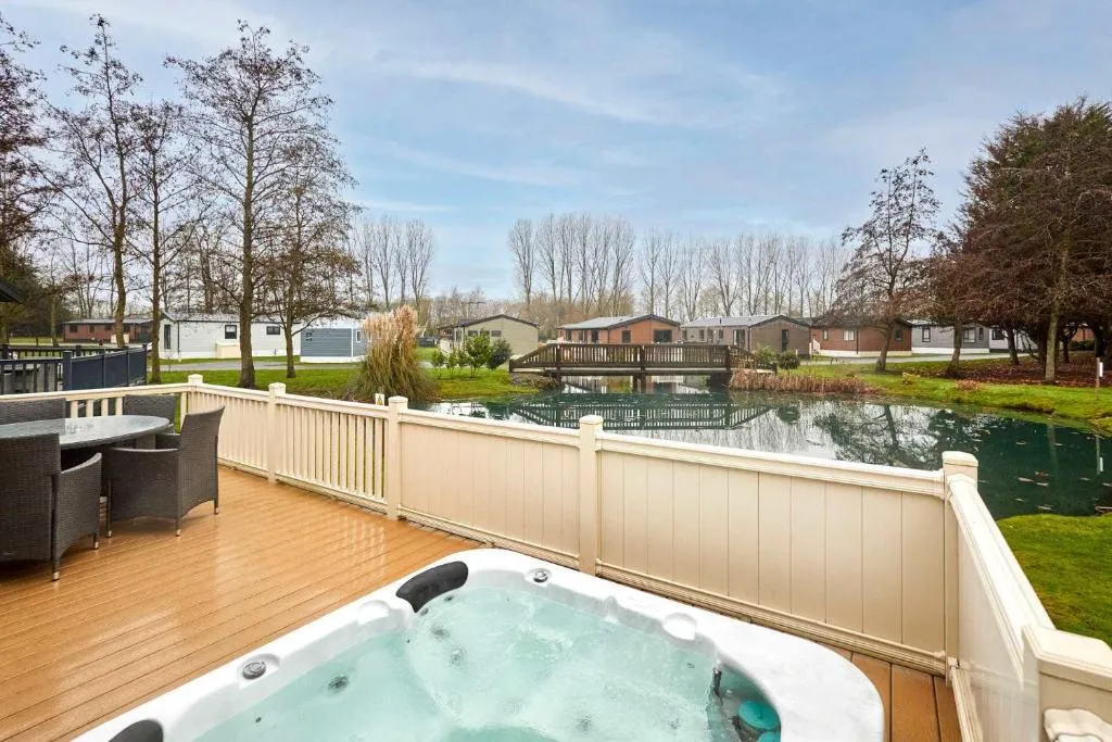 Enzo's Lodge with Hot Tub