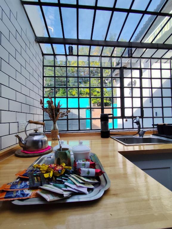 a tray of food on a counter in a kitchen at Cocina Bajo las Estrellas in Martínez