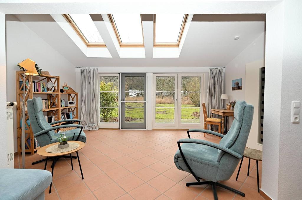 un soggiorno con due sedie e un tavolo di Ferienhaus Dörte a Hohwacht