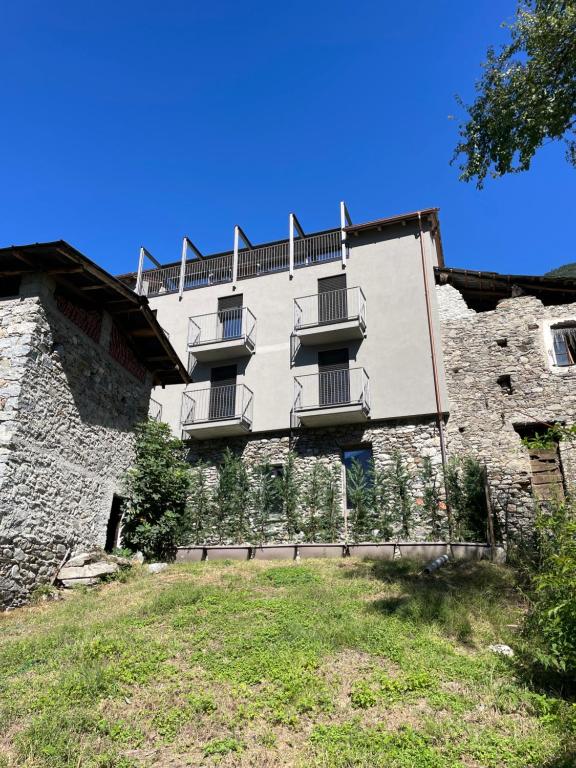 ein Gebäude mit Balkonen an der Seite in der Unterkunft Ca' di Av in Berbenno di Valtellina