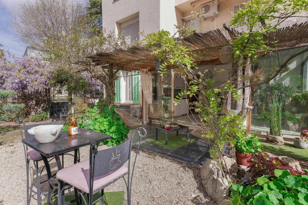 La Maison Fleurie by Halldis