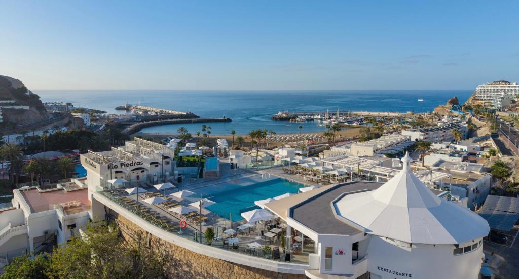 an aerial view of a resort with a pool at Apartamentos Río Piedras in Puerto Rico de Gran Canaria
