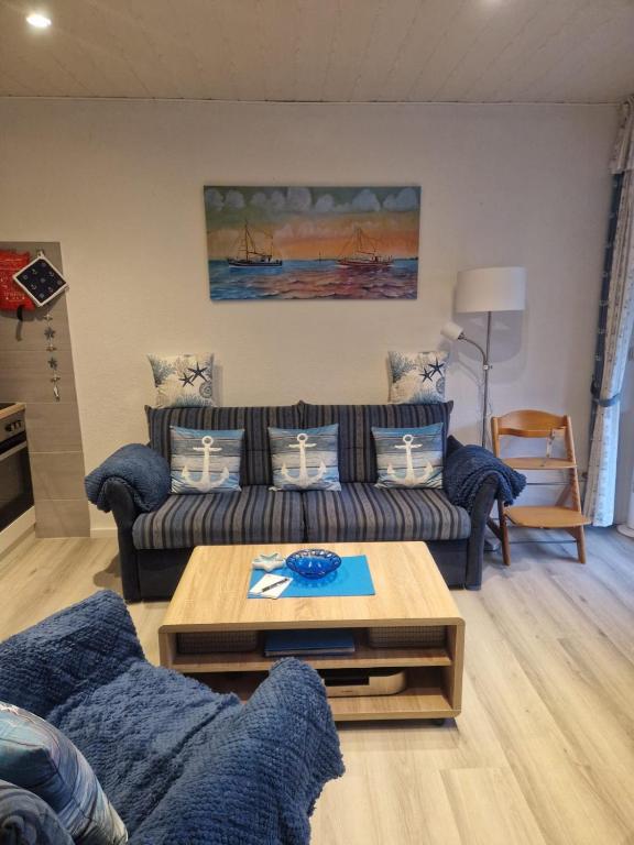 a living room with a couch and a coffee table at Ferienwohnung Seesternchen am Deich2 C46 in Norden