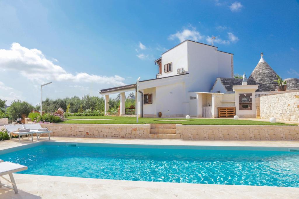 TD Trulli Saveni Trulli with Pool Near the Centre