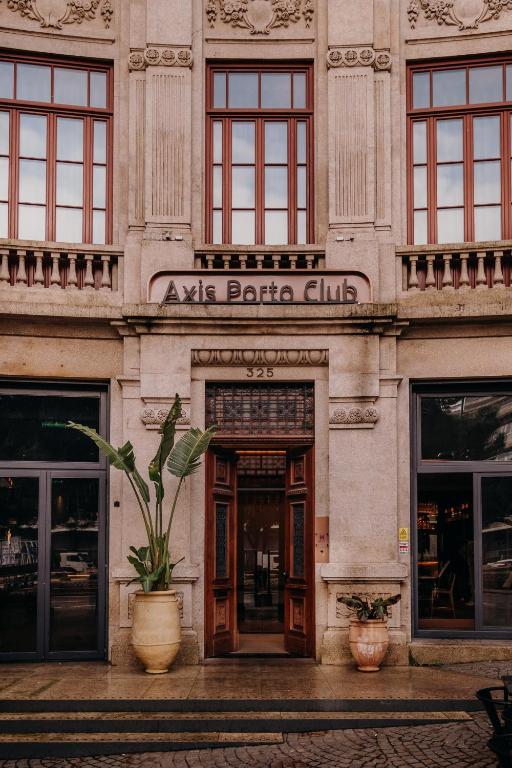a building with aania barbara clinics sign on it at Axis Porto Club Aliados in Porto