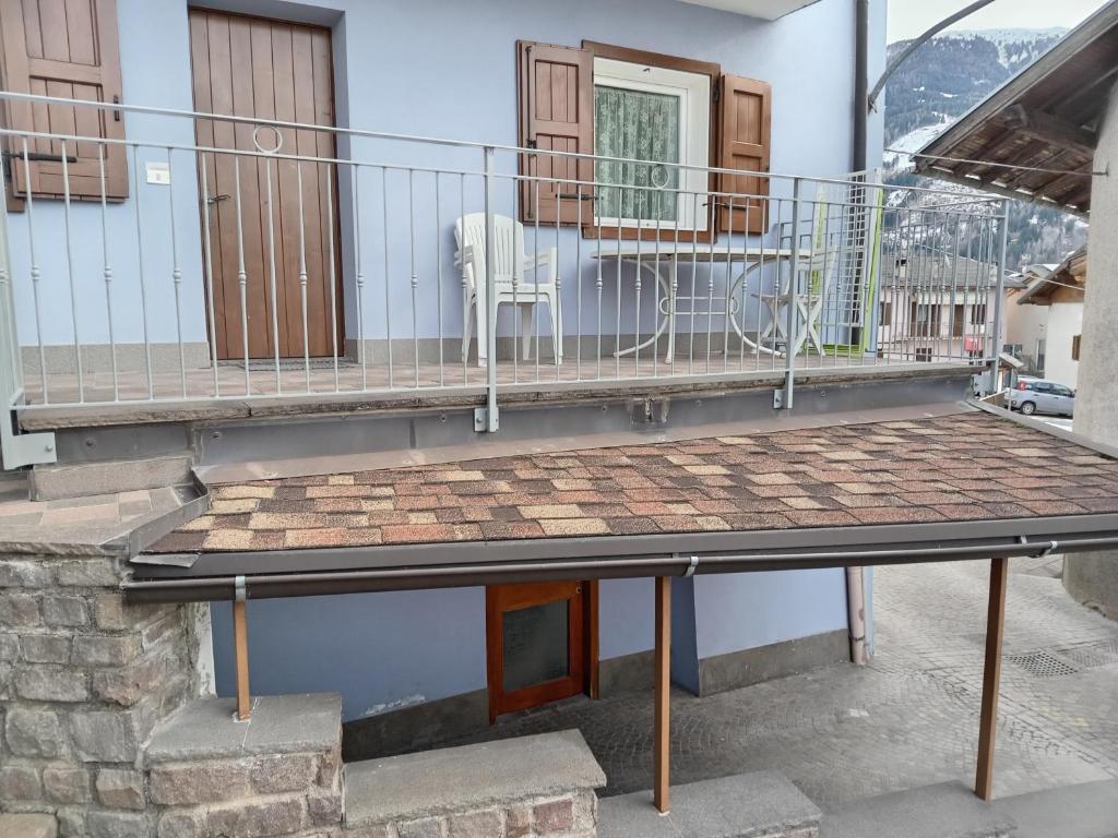 a balcony with a table and chairs on it at Appartamento Conti Schreck in Baselga di Pinè