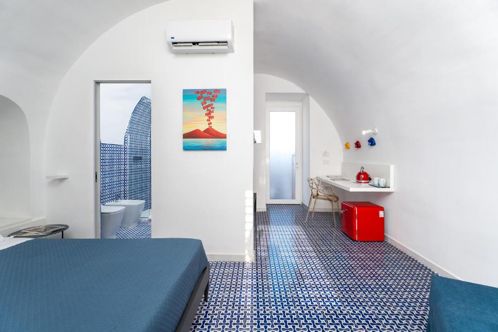 a room with a bed and a bathroom at Domus Pio XI in Sant'Agnello