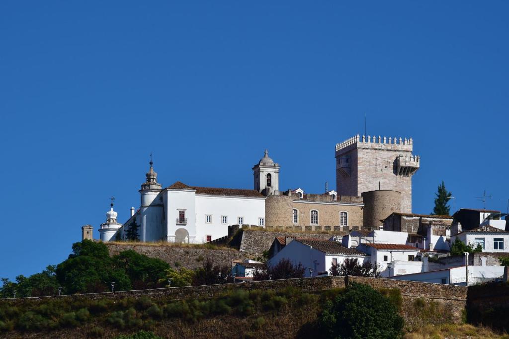 a castle on top of a hill at Pousada Castelo de Estremoz in Estremoz