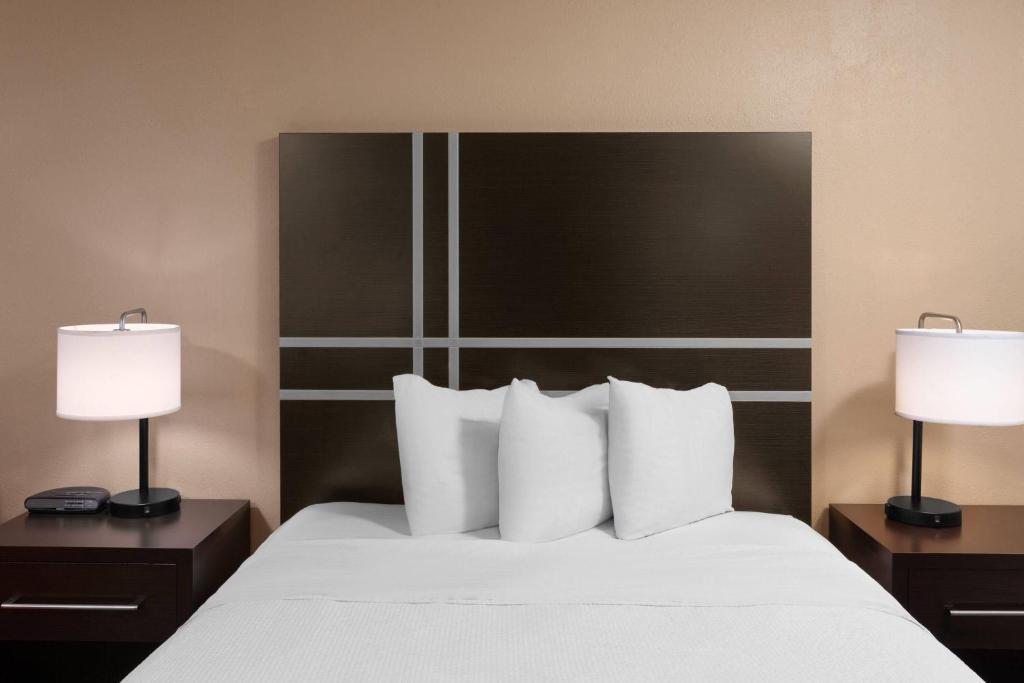 Baymont by Wyndham Green Bay photo