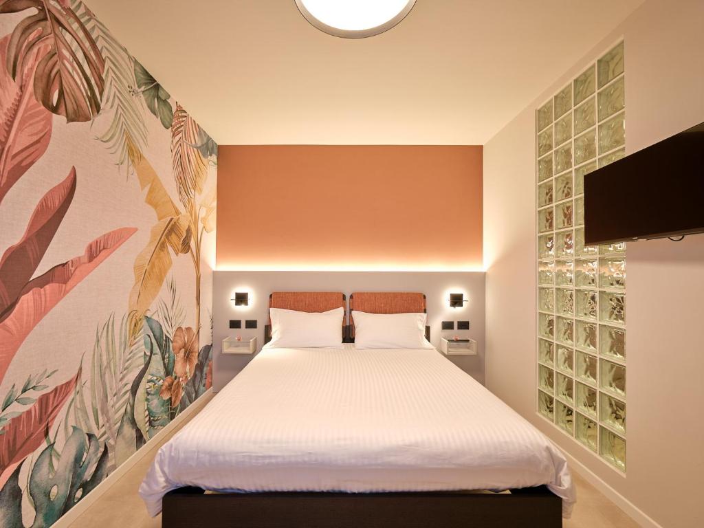 a bedroom with a bed with a painting on the wall at Residence Al Centro in Pescantina