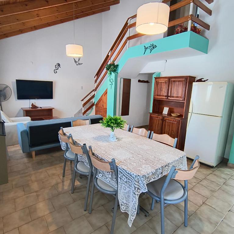 a kitchen and dining room with a table and chairs at Casa VLG 5 pax in Las Grutas