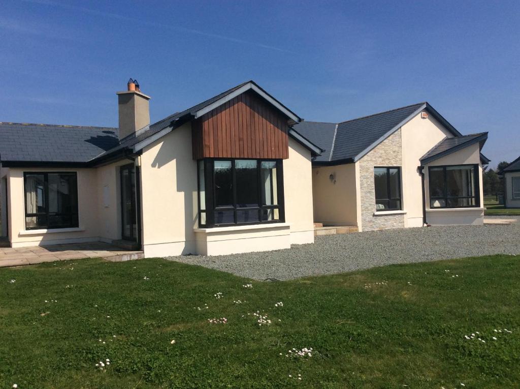 une maison avec une allée en gravier en face de celle-ci dans l'établissement Kilmore Quay Castleview II, à Kilmore Quay