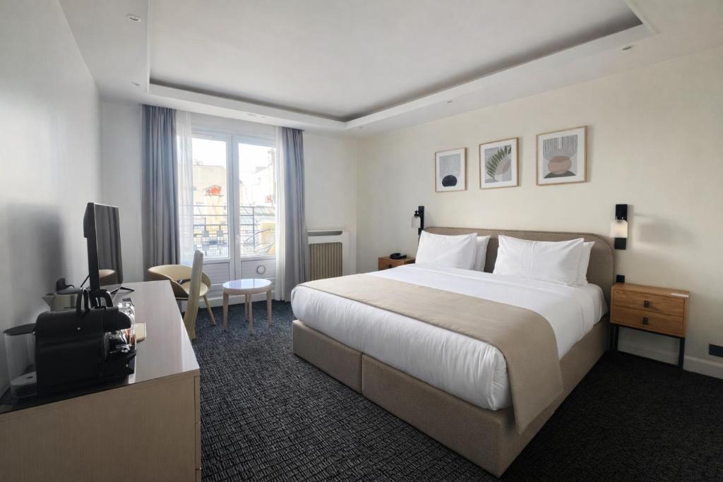 Deluxe Double Room with Eiffel Tower view — room photograph