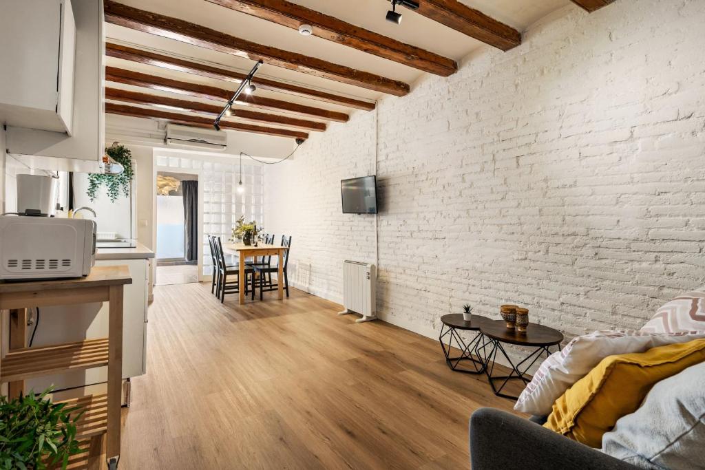 Renovated Apartment Charming Artistic Apartment