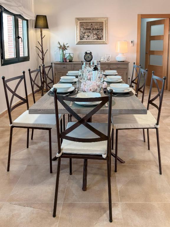 a dining room with a table and chairs at Casa Rural Solterra in Roa