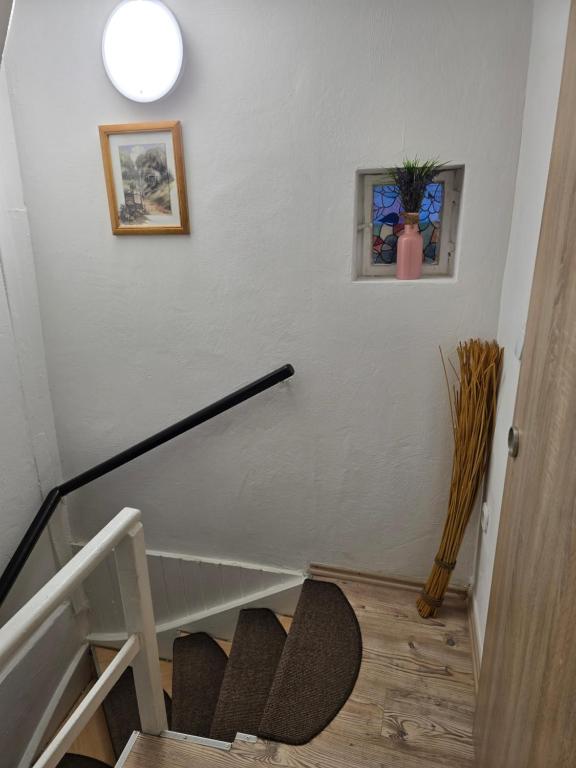 Mary Haus in Biebertal-Bieber, mit 2 App, 4 Zimmer und 8 Betten, 1 App, mit 3 Zimmer, 6 Betten, Bad, 1 App, mit 1 Zimmer, 2 Betten, Bad, mit Küche, WLAN, Parkplatz, Nähe Gießen und Wetzlar - 三卧室公寓
