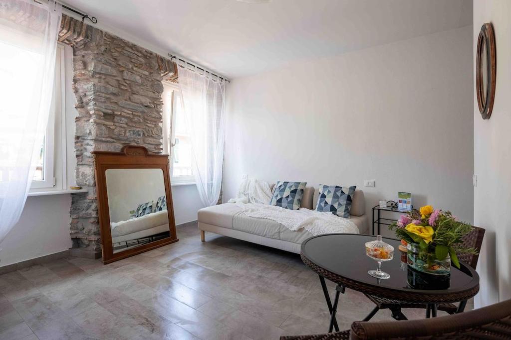 a living room with a couch and a table at EvasRooms Open space in Vernazza