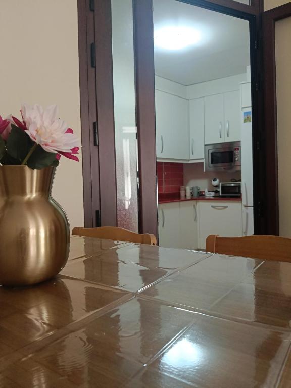 a vase with flowers on a table in a kitchen at Casa Lili in Vélez-Rubio