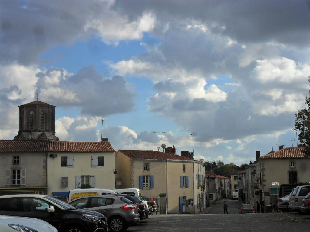 a group of cars parked in a parking lot at Chambres d&#39;Hôtes Bienvenue in LʼAbsie