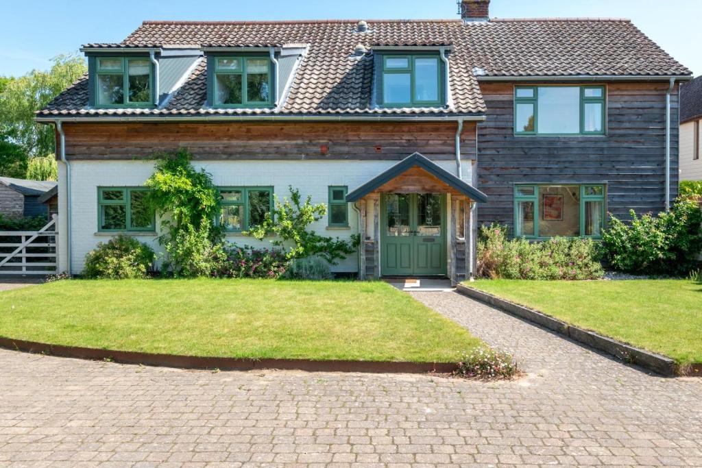 a house with a brick driveway in front of it at 5 Bed in Walberswick oc-troy in Walberswick
