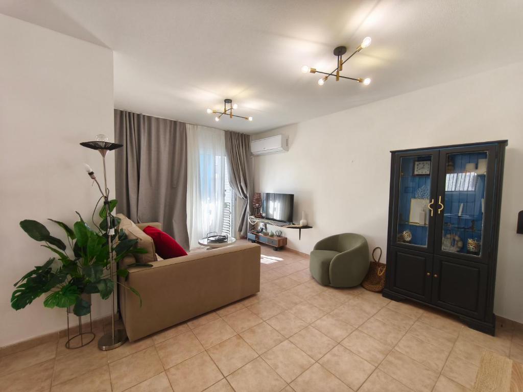 ein Wohnzimmer mit Sofa und Sessel in der Unterkunft Faros in Paphos City