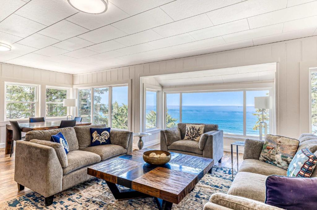 ein Wohnzimmer mit Sofas und einem Tisch in der Unterkunft Oceanside Skies in Oceanside