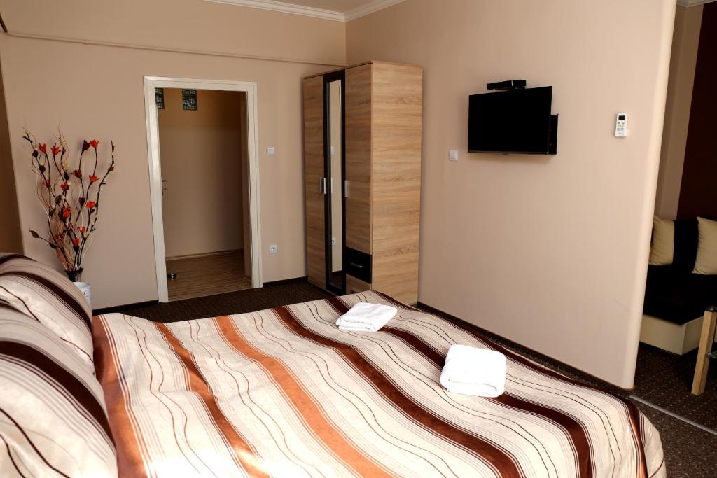 TV a/nebo společenská místnost v ubytování Adél Apartman