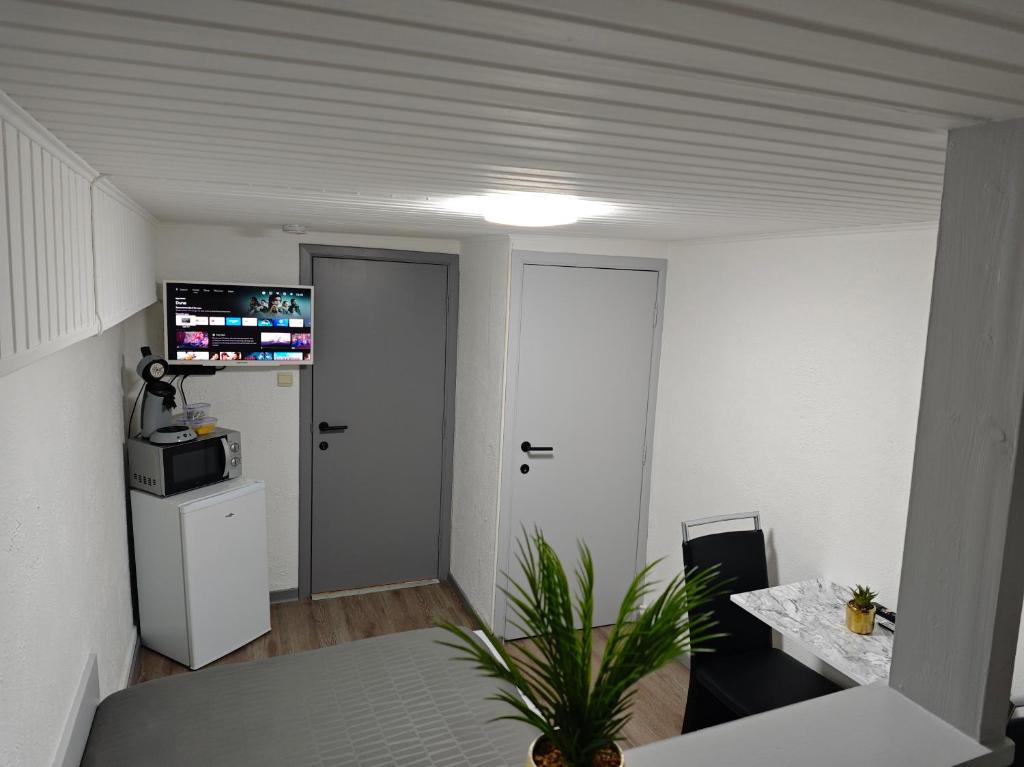 a room with a door and a room with a table at Chambre confortable pour 2p in Ostend