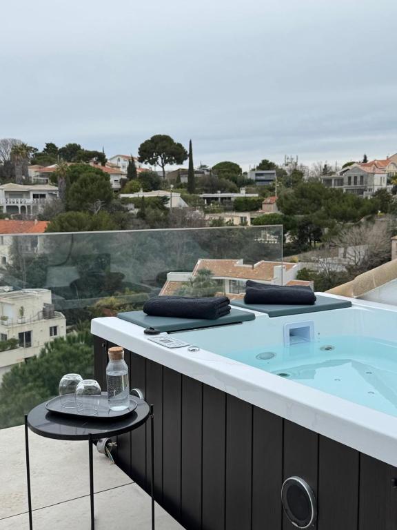 a hot tub sitting on top of a balcony at Villa Luna maison d'architecte in Marseille