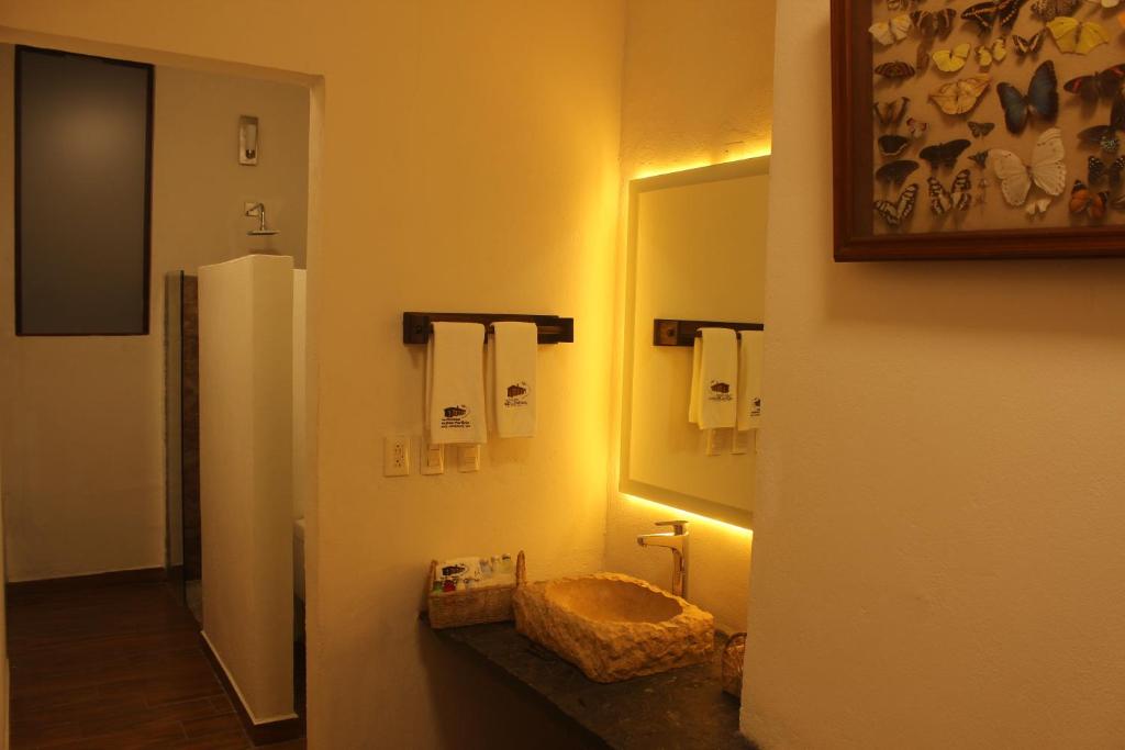 a bathroom with a sink and a mirror at Hotel Boutique La Casona de Don Porfirio in Jonotla