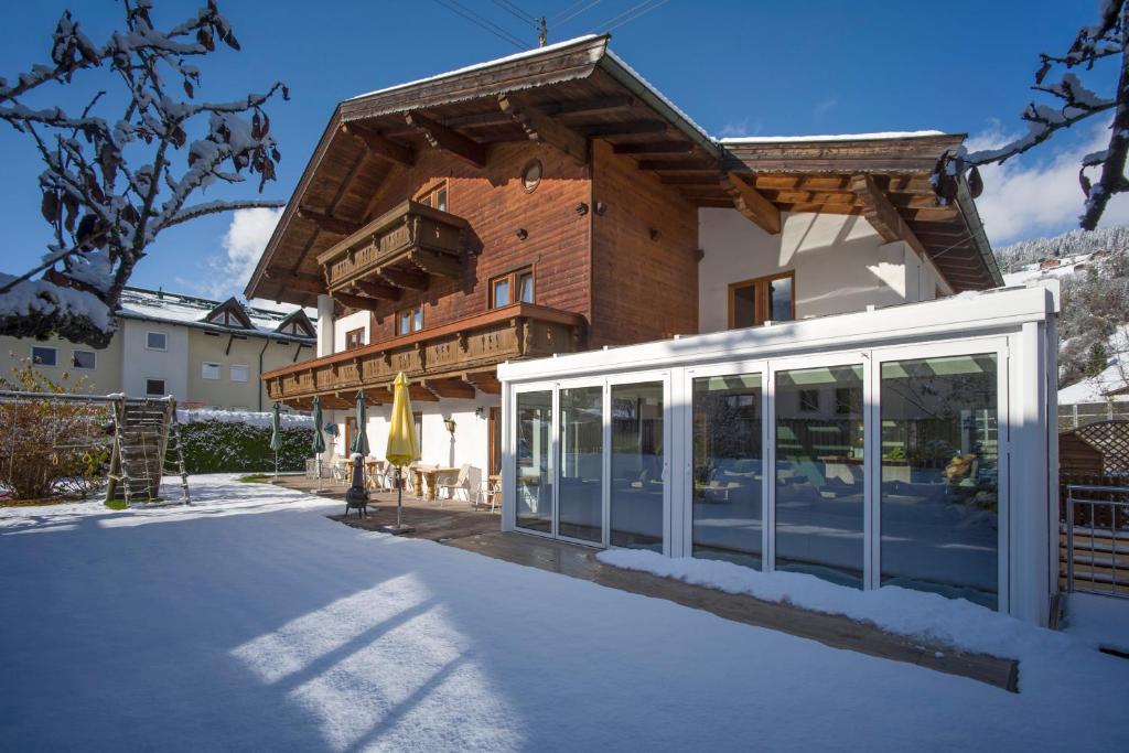 um edifício com portas de vidro à sua frente em Pension Brixana em Brixen im Thale