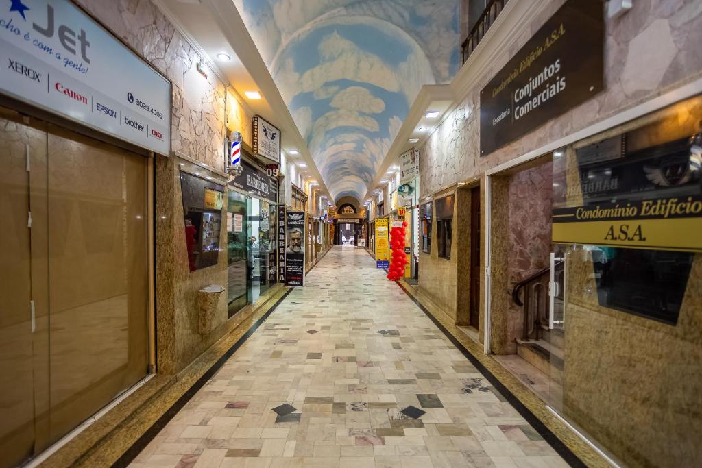 an empty hallway in a building with a ceiling at Edifício ASA- ASA001 in Curitiba