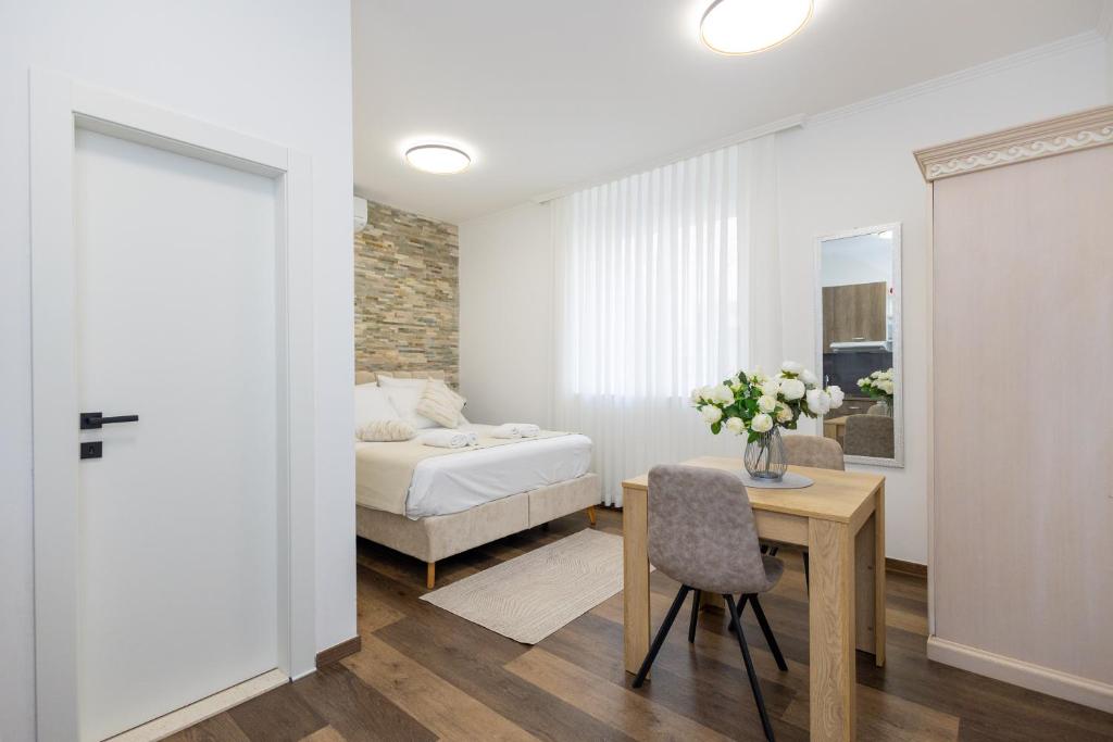 เตียงในห้องที่ Split Varos Inn