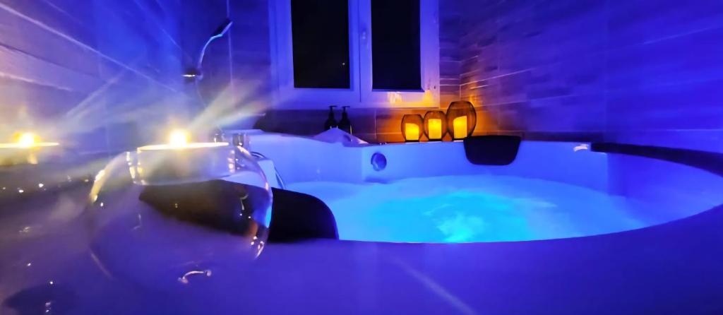 A l\'Orée des pins - Gite et spa de 30 m2- Options Home Cinéma, Romantique