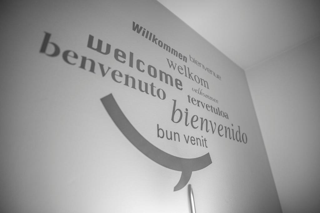 un livre avec une photo d'une bulle vocale dans l'établissement Hostal Cabo Mayor, à Santander